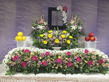 春日部葬儀のメモリアルプランが、生花祭壇をご用意いたします。