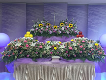 春日部葬儀のメモリアルプランが、生花祭壇をご用意いたします。