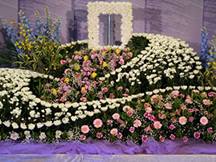 春日部葬儀のメモリアルプランが、大きく華やかな2段の花祭壇をご用意いたします。